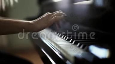 女钢琴家特写镜头双手在大钢琴上演奏充满活力的古典音乐