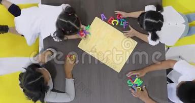 亚洲学生将五颜六色的字母玩具放进积木里玩的平躺场景视频