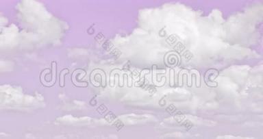 在紫色的天空中漂移的云