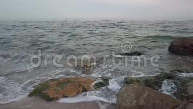 敖德萨潘阿卡迪亚海滩上的岩石和水