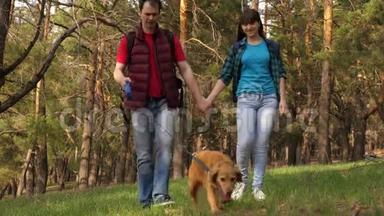 饲养员带着一只狗和一个成年<strong>女儿</strong>在散步。 <strong>一家人</strong>和一只狗在树林里旅行。 旅行者爸爸，<strong>女儿</strong>