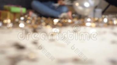 多莉拍摄的非洲年轻女子戴着帽子，手里拿着香槟酒杯和气球，坐在地板上围着金色的纸屑