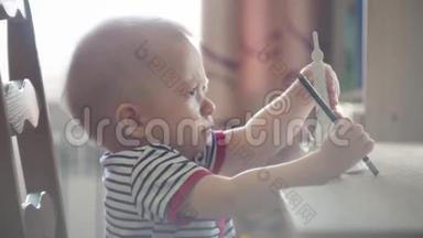 可爱的<strong>小</strong>男孩在家绘画，1岁幼儿<strong>小</strong>男孩用铅笔绘画，快乐的学龄前儿童。 <strong>创意</strong>游戏