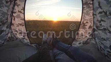 在日落时，双腿合拢在<strong>帐篷</strong>里休息. 在风景山<strong>帐篷</strong>露营的快乐夫妇。 旅行，爱情，自然和