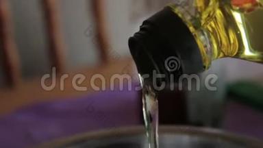 葵花籽油流在碗里