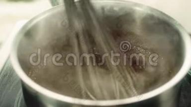热巧克力在金属盘子中搅拌，用搅拌器缓慢地搅拌。