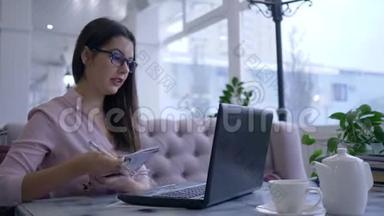电子<strong>学习</strong>技术，女孩在笔记本电脑设备上在线交流，并在咖啡馆的桌子上<strong>展示</strong>带有笔记的记事本
