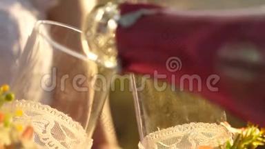 带有气泡的香槟倒入玻璃杯中。 起泡葡萄酒，白色。 有度数的庆祝饮料。 特写镜头。