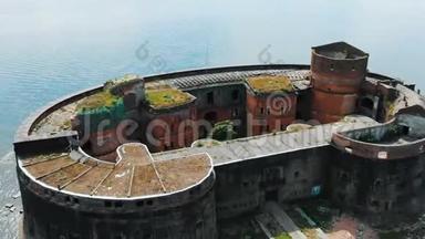 防御堡垒与古老的建筑在无尽的海水中