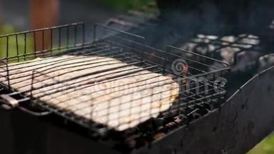 一个人在烤架上烤着一大块皮塔面包，在小火上烤着