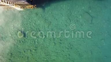 4K视频的海洋熔岩池在塞克斯，马德拉岛，葡萄牙。 一个长长的铁梯通向游泳池。 很明显