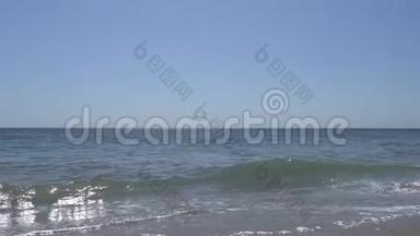 太平洋的波浪在加州马里布海滩的岸边拍打。 摄像机在沙滩上移动