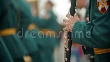 风仪阅兵式——一名身穿绿色服装的男子在节日里吹单簧管