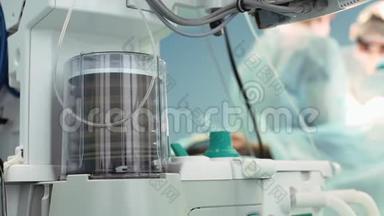 关闭手术室内麻醉机呼吸机和患者监护仪的俯视图.. 特写镜头，模糊