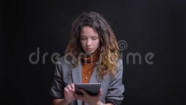 一位漂亮的女商人在平板电脑上打字，而且很有<strong>品味</strong>