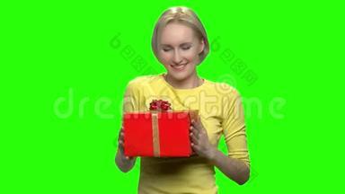 满意的女人拥抱大<strong>红礼盒</strong>。