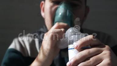 一个病人穿着毛衣和围巾坐在沙发上，用吸入器。 感冒，疾病，流感，治疗