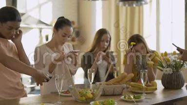 网瘾。 一群朋友在晚餐时没有真正的交流。 女人看手机，不说话
