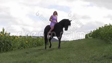一个穿着紫丁香裙子的女人骑着马在田野上