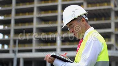 <strong>施工</strong>工程师穿着衬衫，系着<strong>安全</strong>帽和背心在<strong>施工</strong>现场工作。 工作人员的概念