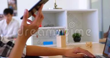 美国黑人女高管在使用笔记本电脑时使用手机说话