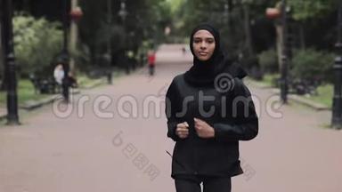 年轻的Preety Muslin女人穿着Hijabt在公园会见年轻人运行微笑概念健康生活方式。
