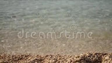 海浪翻滚上岸. 克罗地亚布雷拉温暖的海洋。 亚得里亚海清澈的海水，卵石滩