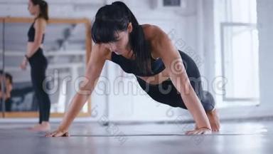 <strong>运动</strong>型美女在交叉健身馆的地板上做俯卧撑。 女<strong>运动</strong>员在健身房锻炼。 交叉<strong>装备</strong>