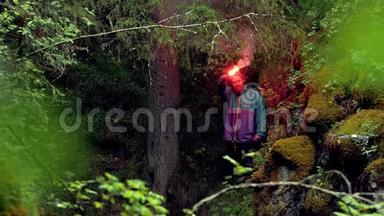 吸烟红色信号<strong>起火</strong>.. 库存录像。 旅行者被困和迷失在树林里，点燃了红色的火灾信号，以供救援。 遗失