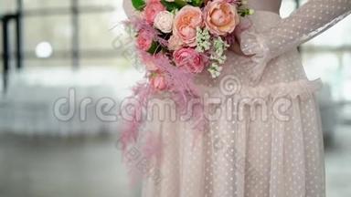 新娘手中的一束玫瑰和珊瑚色的珠宝-2。