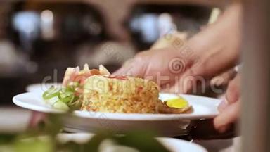 在餐厅用鸡<strong>蛋</strong>炒米饭.