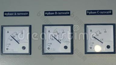 工厂连续三个电压表。 工业电压表。 工厂配有电压表的面板