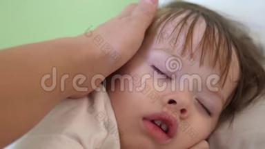 妈妈用手摸着小宝宝的额头检查小宝宝睡觉的温度