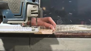 男木匠`他的手在家里的车间里做电锯. 慢动作切割木制部件