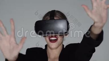 女人<strong>玩VR</strong>设备。 虚拟现实眼镜为世界打开了新的游戏和能力。 技术，虚拟现实