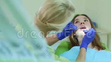 家庭牙医<strong>定期</strong>检查牙齿的年轻妇女