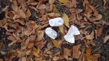 婴儿鞋和蝴蝶结躺在落叶上