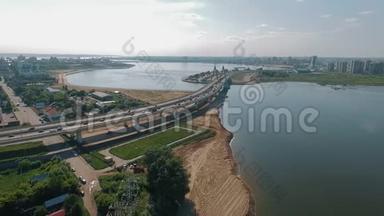 俄罗斯喀山千年桥上河川和交通的空中城市景观