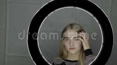 一个年轻女孩在环形灯光前的肖像。