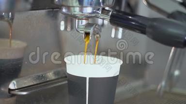 用专业咖啡机制作的最高品质的浓缩咖啡落入咖啡杯中