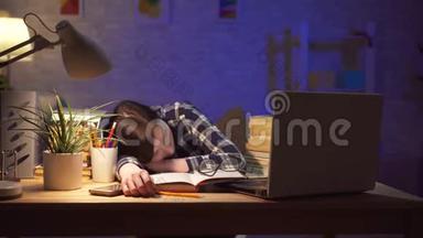<strong>劳累</strong>过度的女商人睡在笔记本电脑前