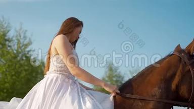 穿着新娘白色礼服的女孩骑着马。 慢动作。