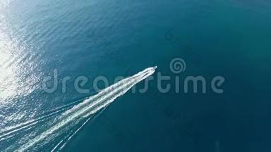 马略卡岛附近的快艇在海上航行的无人机空中录像