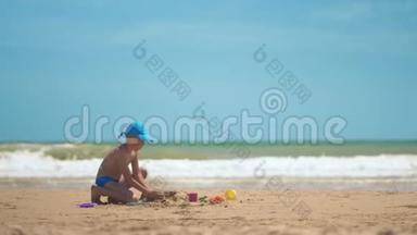 一个小男孩正在<strong>大海</strong>上的沙子里玩耍，小腿和手指，<strong>大海</strong>的背景是黄沙和碧水
