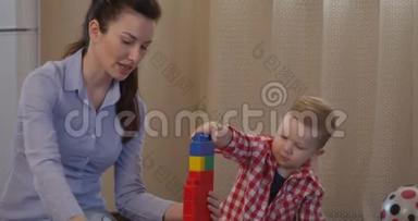 <strong>家长</strong>教孩子如何玩积木，一起玩得开心