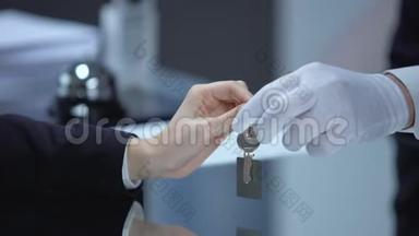 女客人给接待员<strong>钥匙</strong>并签署文件，酒店结账