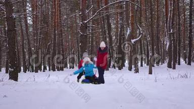 快乐的少年<strong>儿童</strong>在<strong>冬天</strong>在松树公园里骑着雪碟，笑着。 女孩子在针叶林中打雪橇