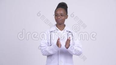年轻快乐的非洲女医生拍手