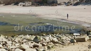 在阳光明媚的春天，一个面目全非的孩子在波罗的海的海边玩漂流