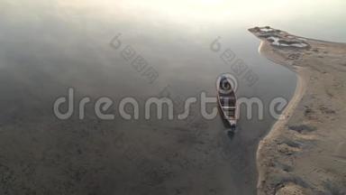在斯莱萨兹湖乌克兰上空乘坐木制<strong>孤舟</strong>飞行。